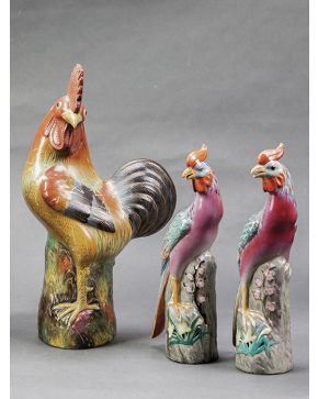 392-Lote de tres figuras en porcelana china esmaltada representando gallos. dos de ellas pareja. Sellos en la base. S. XX.