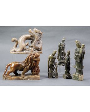 437-Lote en piedra de jabón formado por 4 figuras de dama. dragón y león.