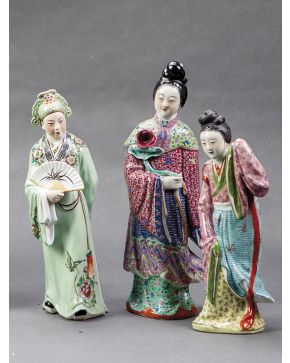 400-Lote de tres figuras de damas en porcelana esmaltada. China. Ppios. s. XX. Con sellos en la base.