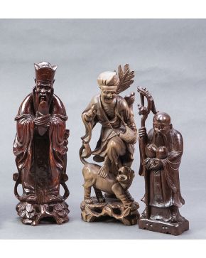 402-Lote de tres figuras en madera tallada. China. s. XX