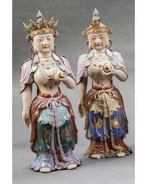 391-Lote de dos figuras representando deidades hindúes en porcelana esmaltada. S. XX. Sellos en la base.