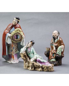 416-Lote en porcelana esmaltada  formado por tres figuras. China. s. XX. Marcas en la base.