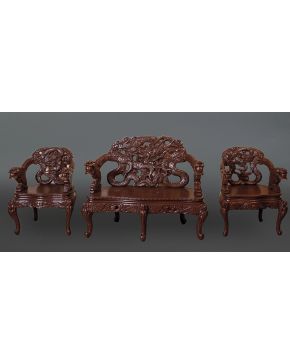 406-Tresillo chino en madera tallada y pintada con respaldos calados de imbricada decoración formando dragones entrelazados. Ojos en hueso y madreperla. s