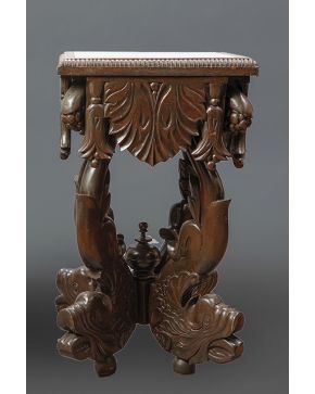 419-Mesita auxiliar china en madera tallada con patas de animales acuáticos y tapa en mármol blanco.