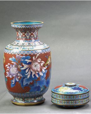 393-Lote formado por: jarrón y recipiente con tapa en bronce y esmalte cloisonné. Decoración de flores y aves.