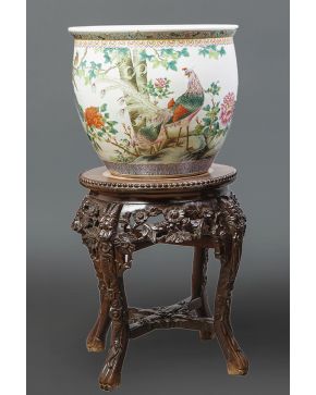 418-Pecera china en porcelana con decoración esmaltada de aves en paisaje. Marcas en la base. Sobre peana-taburete en madera tallada. S.XX