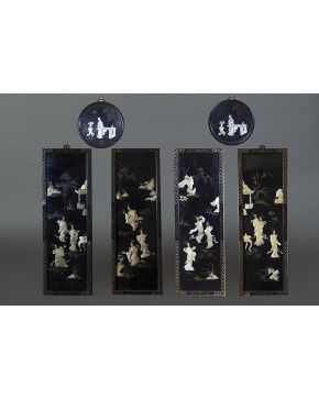 366-Lote de cuatro paneles y dos medallones lacados en negro y pintados con incrustaciones de nácar y hueso. China. s. XX.