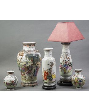 372-Lote en porcelana china formado por 4 jarrones (dos de ellos pareja) y jarrón adaptado a lámpara. Algunos con peanas. 
