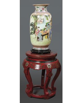 375-Lote formado por: jarrón en porcelana china. Familia Rosa. Dinastía Qing. principios s. XX. Marcas en la base. Sobre peana en madera tallada;  y tabur