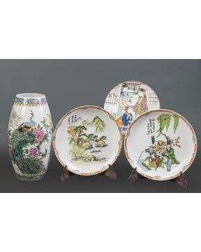 381-Variado lote en porcelana oriental formado por tres platos japoneses (dos de ellos pareja) y jarrón chino. S. XX. Decoración esmaltada de personajes. 
