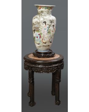 374-Lote formado por: jarrón en porcelana china con decoración esmaltada de gheisas en paisaje. sobre base en madera tallada; y mesita-peana en madera tal