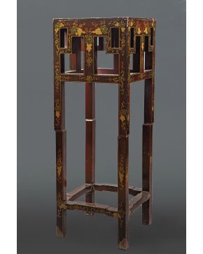 396-Peana alta china en laca negra con decoración pintada. S. XX