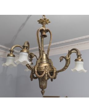 330-Lámpara de techo de 6 luces estilo Luis XVI en bronce dorado con decoración de guirnaldas. Tulipas en  cristal en forma de flor.