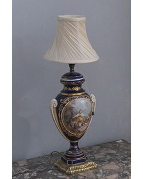 529-Lote de dos jarrones en porcelana estilo Sévres. Adaptados a lámparas. Decoración esmaltada de escenas costumbristas.