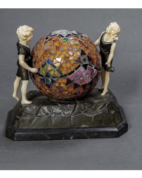 464-Pequeña lámpara de sobremesa Art Decó. C. 1920. Esfera multicolor a cuyos lados se representan dos figuras en marfil y bronce.