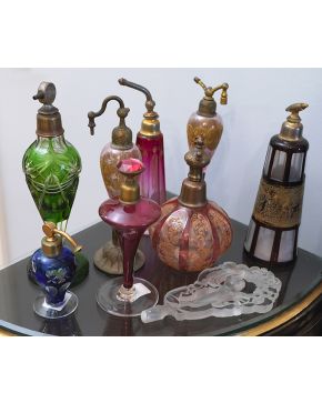 466-Lote formado por jaboneras.  botellas y tapón en vidrio tallado. grabado y pintado en diferentes colores y en su color. C. 1900.