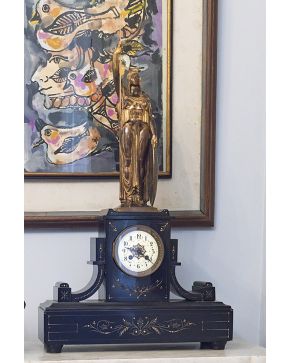 779-Reloj de sobremesa en mármol negro. Francia. C. 1890. Con remate de figura de Atenea en bronce dorado. Firmado. 