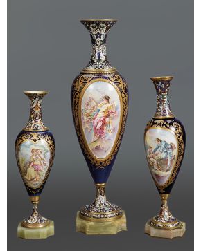 573-Lote de tres jarrones decorativos en porcelana de Sévres en azul cobalto con detalles en dorado y esmalte cloisonné. Escenas esmaltadas en reservas y 