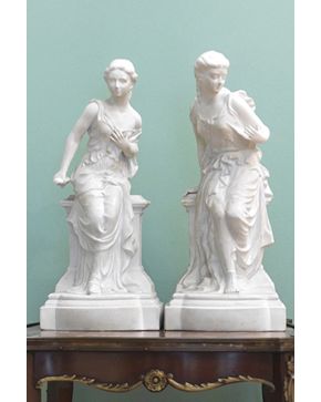 549-Lote de dos figuras de damas clásicas en biscuit.
