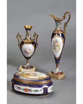 560-Lote en porcelana estilo Sévres con escenas pintadas formado por: jarra. jarrón y joyero. Aplicaciones en bronce dorado. esmaltes y bases de jarrones 