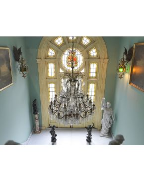 610-Excepcional lámpara de techo de 24 luces en bronce dorado y cristal con decoración de pandelocas. prismas colgantes y platillos en cristal. Estrellas 