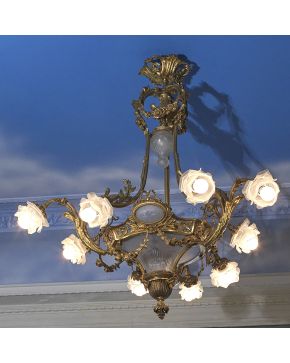 501-Lámpara de techo de 10 luces en bronce dorado y cristal grabado. Tulipas en forma de flor. C. 1910.