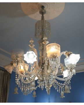 342-Gran lámpara de techo de diez luces en cristal francés con brazos sogueados y tulipas. Decoración de cadenetas. campanillas colgantes. prismas y pinác