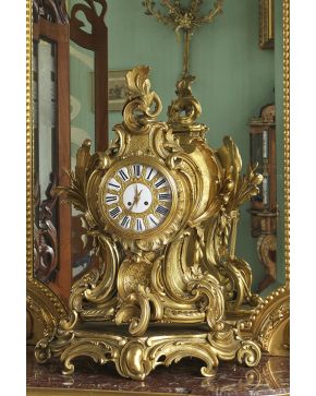 622-Monumental reloj de sobremesa estilo Luis XV en bronce dorado. Decoración de tornapuntas. retículas y elementos vegetales. Esfera con numeración roman