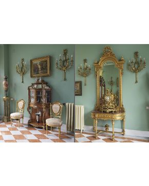 621-Juego de 4 apliques de cuatro luces estilo Luis XVI en bronce dorado. Decoración laureada y remate de lazo.