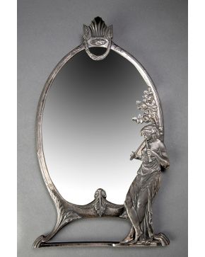 442-Espejo Art Nouveau C. 1900 en plata o plateado. Dama en relieve tocando el aulós.
