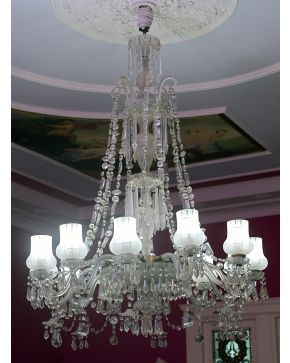 763-Gran lámpara de techo de 12 luces en cristal francés con decoración de cuentas. pandelocas y esferas colgantes. 