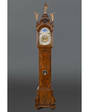 637-Gran reloj holandés de caja alta en madera de raíz de nogal. 2ª mitad s. XVIII.