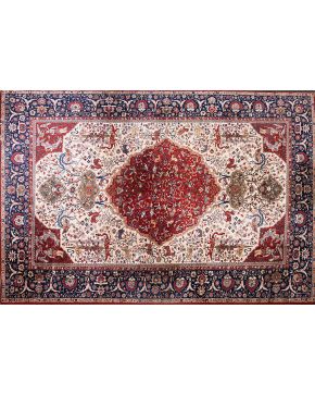 814-Gran alfombra persa en lana. con centro romboidal y decoración de figuras. animales y motivos vegetales sobre campo beige y cenefa en azul marino.
