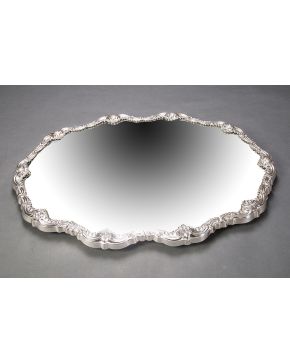 1023-Sourtout de table en plata y cristal. Perímetro ondulado y decoración de rocallas y tornapuntas en relieve. 