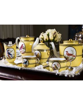 639-Elegante juego de café y té para 12 servicios en porcelana esmaltada de LIMOGES. Jardin du Roi. Con marcas: Ancienne Manufacture Royale de Limoges