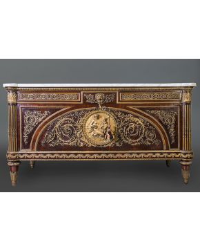 649-Importante cómoda estilo Luis XVI en madera de caoba. C. 1900.