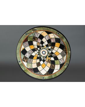 609-Importante mesa de centro con tapa en mármoles de colores y piedras duras formando bello dibujo estrellado.