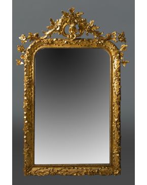 537-Importante espejo en madera tallada y dorada. Francia s. XIX.