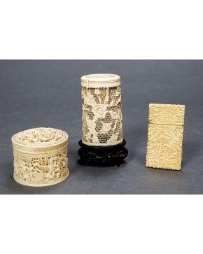 403-Lote en marfil tallado compuesto por: tarjetero. caja con tapa y recipiente calado. Finales s. XIX.