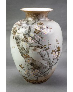 380-Gran jarrón en porcelana oriental con decoración de flores esmaltadas C. 1900. Con marcas. 