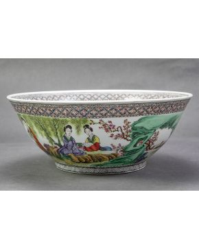 369-Cuenco en porcelana china con decoración esmaltada de escenas femeninas. Con marcas. Piquete.