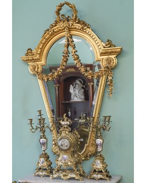 633-Espejo estilo Luis XVI en madera tallada y dorada con forma troncopiramidal y decoración de guirnaldas de rosas. 