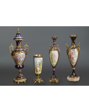 584-Lote de cuatro jarrones en porcelana de Sévres. finales s. XIX. En azul cobalto con detalles en dorado. Escenas bucólicas esmaltadas y algunas firmada