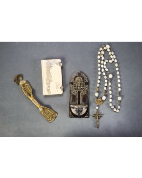 945-Lote formado por: misal o devocionario antiguo. rosario de ff. s. XVIII en filigrana de plata dorada y nácar. y limosnera y benditera Art Decó. esta c