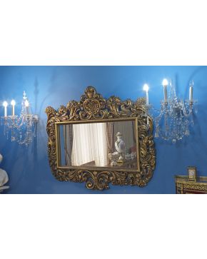 702-Espejo con marco en madera tallada y dorada estilo barroco. Decoración vegetal. 
