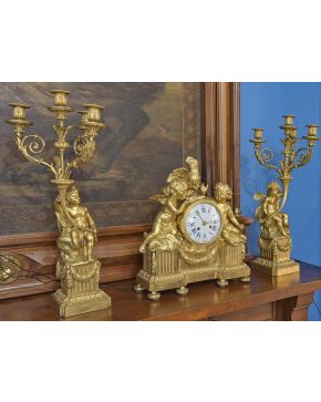673-Reloj de sobremesa con guarnición de candelabros de cinco luces en bronce dorado. estilo Luis XVI. Francia. s. XIX. 