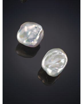 137-PENDIENTES DE PERLAS CULTIVADAS con montura en oro amarillo de 18K.