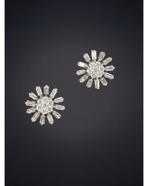 14-BELLOS PENDIENTES DISEÑO FLORAL CON DIAMANTES TALLA ESMERALDA Y BRILLANTE  0.50CT CALIDAD EXTRA sobre una montura de oro blanco de 18K.