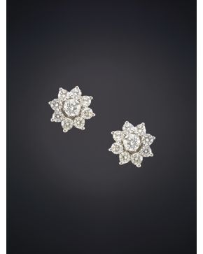 18-ELEGANTES PENDIENTES ESTILO ROSETÓN DE BRILLANTES DE 1CT CALIDAD EXTRAsobre una montura de oro blanco de 18K.