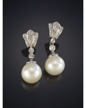 2-ELEGANTES PENDIENTES DE BRILLANTES Y PERLAS AUSTRALIANAS con montura en oro blanco de 18K.